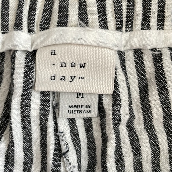 A New Day Linen blend pull on shorts size M. - Picture 2 of 3